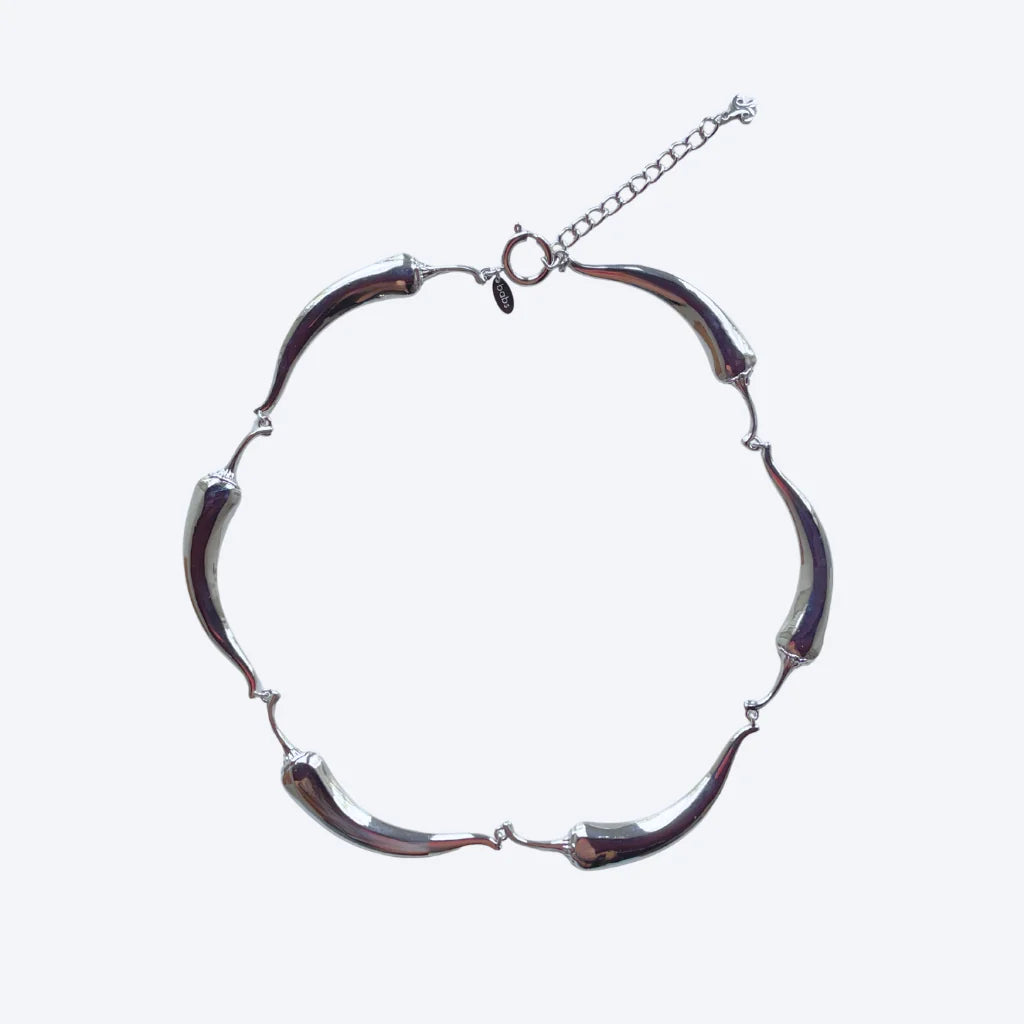 babs the label hot chili pepper necklace silver, flatlay met pepervormige schakels