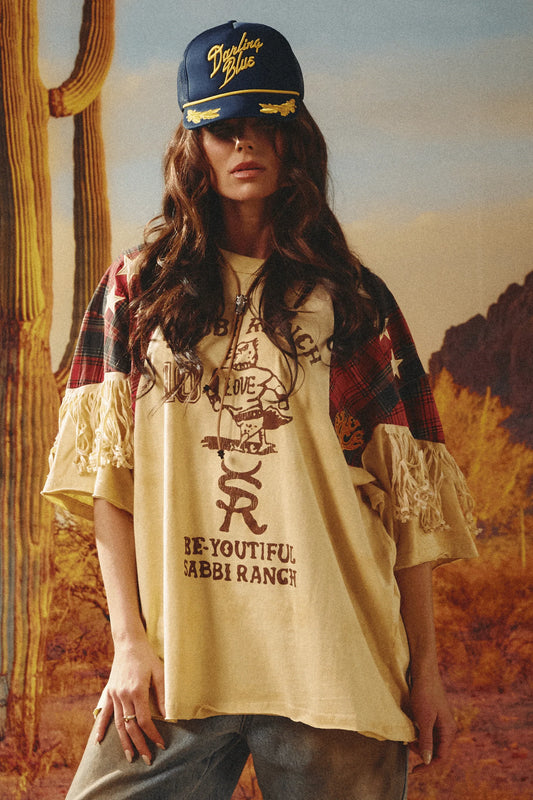 sabbi the very oversized nellie tee, model draagt shirt met geruite yokes en fringe mouwen