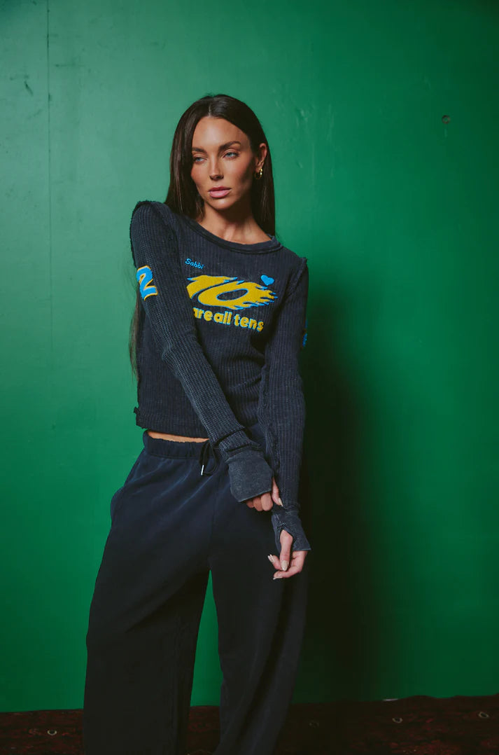 model in volledige outfit met wafelweefsel top en duimgaten aan de mouwen
