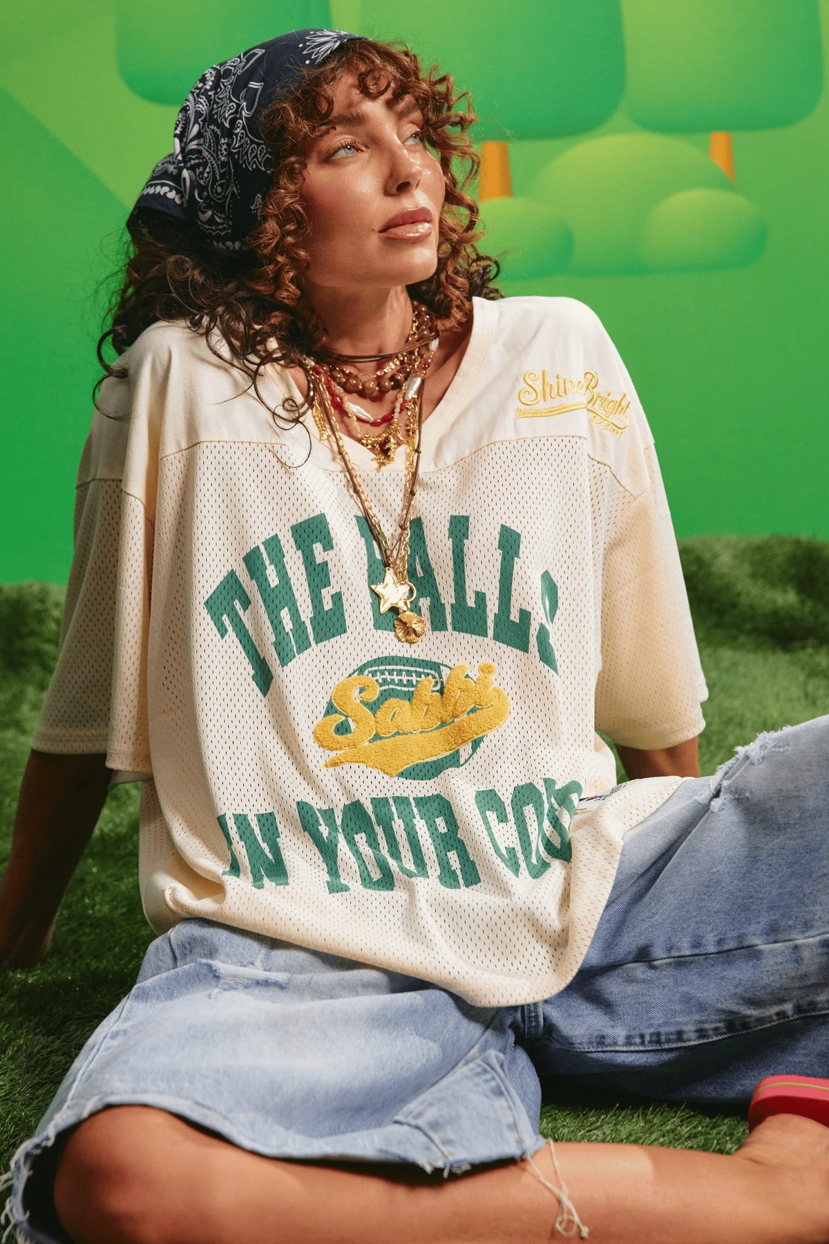 sabbi the court side mesh tee, model draagt oversized mesh tee met print, vooraanzicht