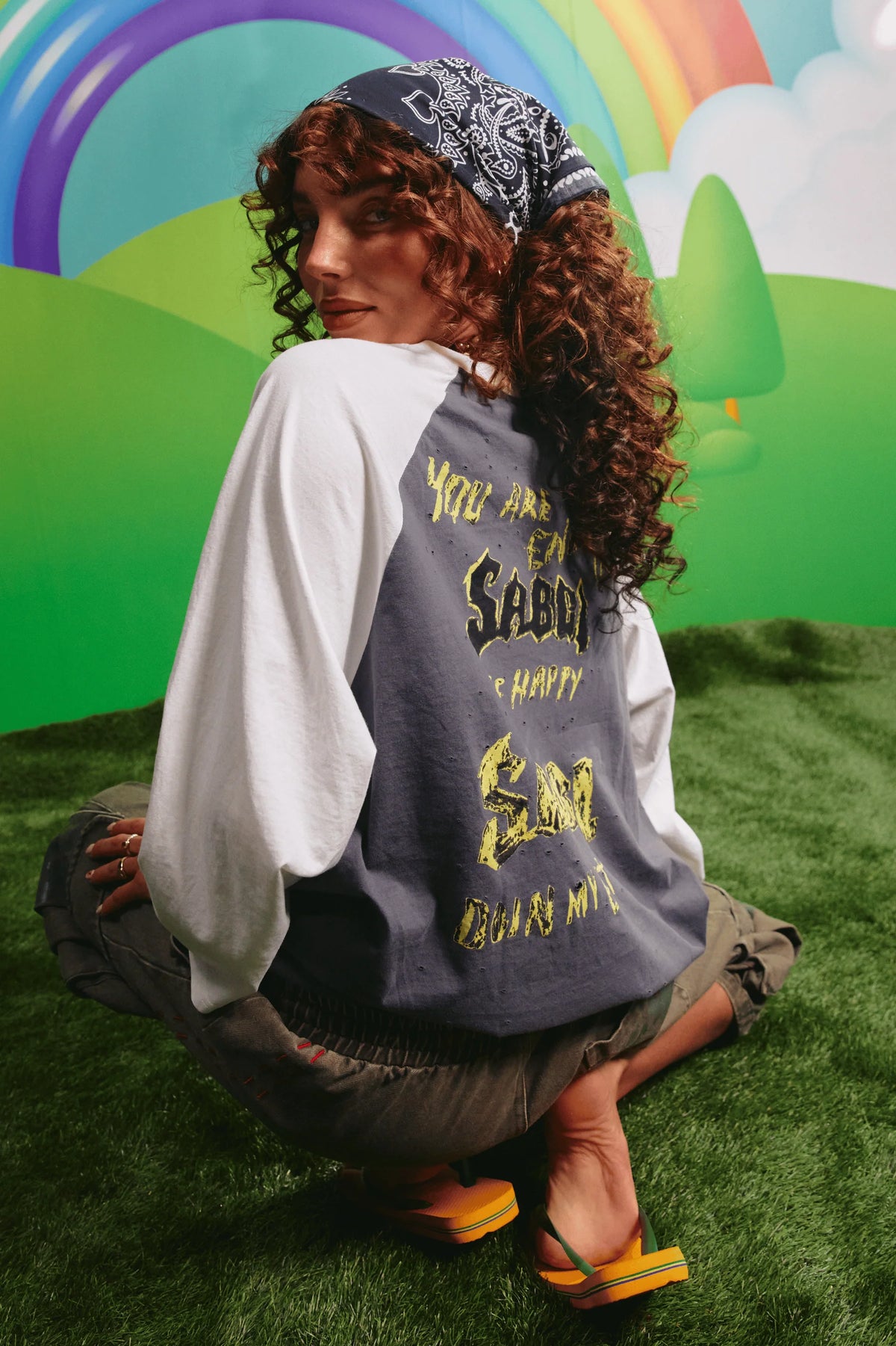 model van achteren, print met tekst zichtbaar op de rug van de raglan tee