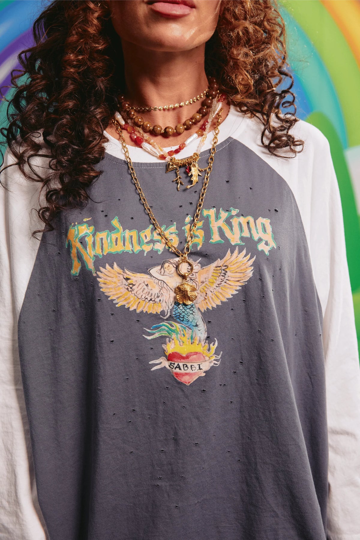 close-up van de kindness is king print op de borst van de tee
