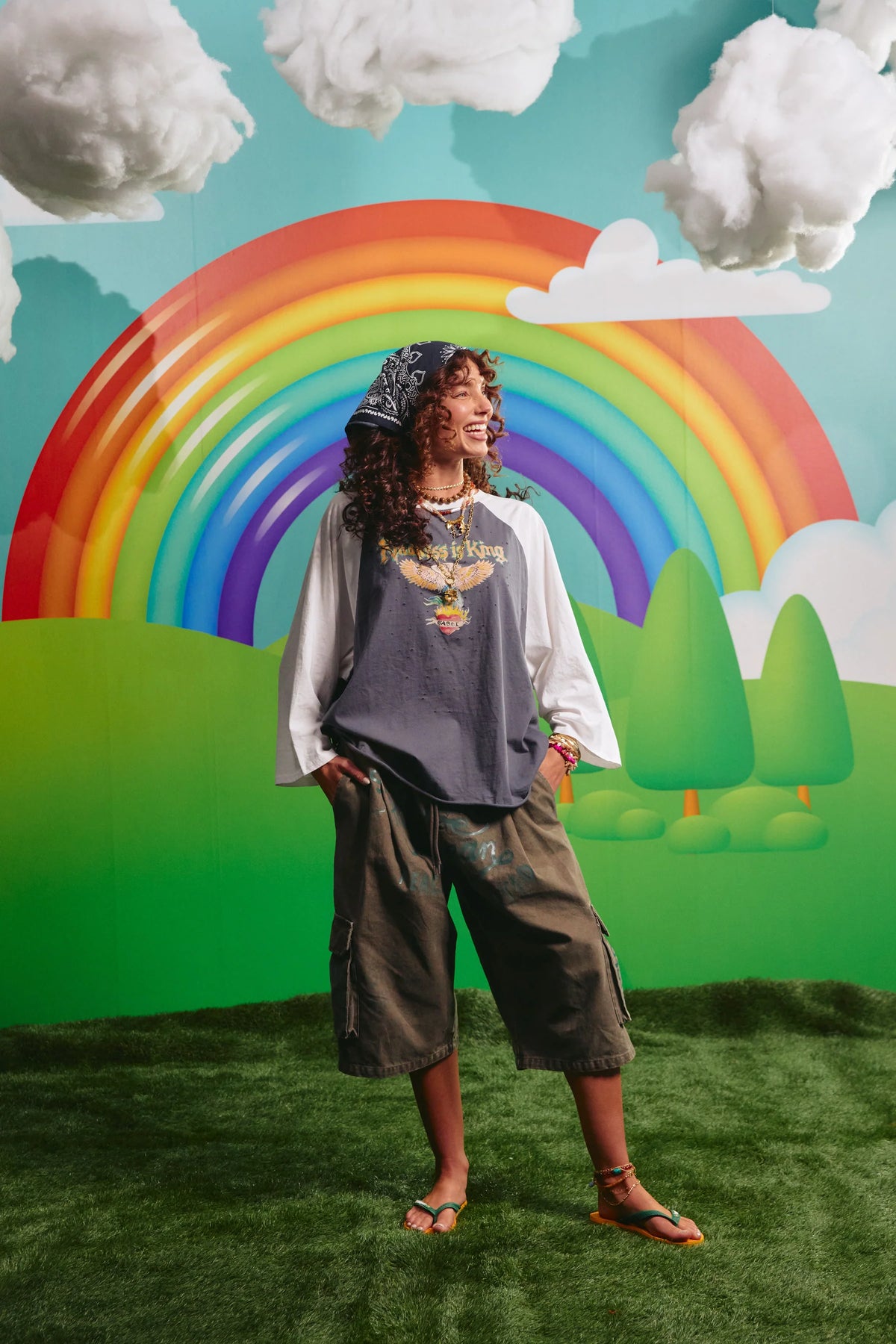 model draagt oversized raglan tee los gecombineerd met cargo rok, volledige outfit