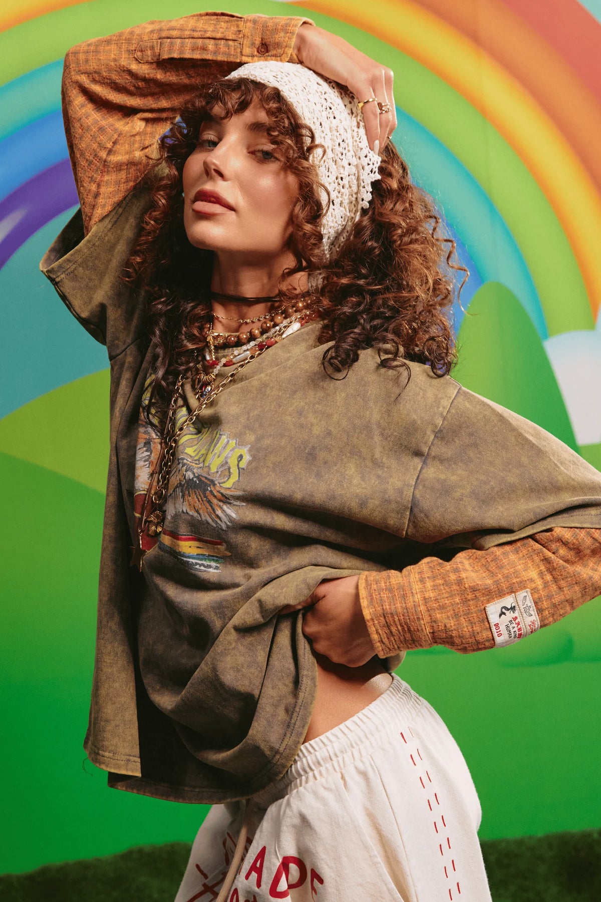 model poseert met het shirt, close-up van print en mouwdetail