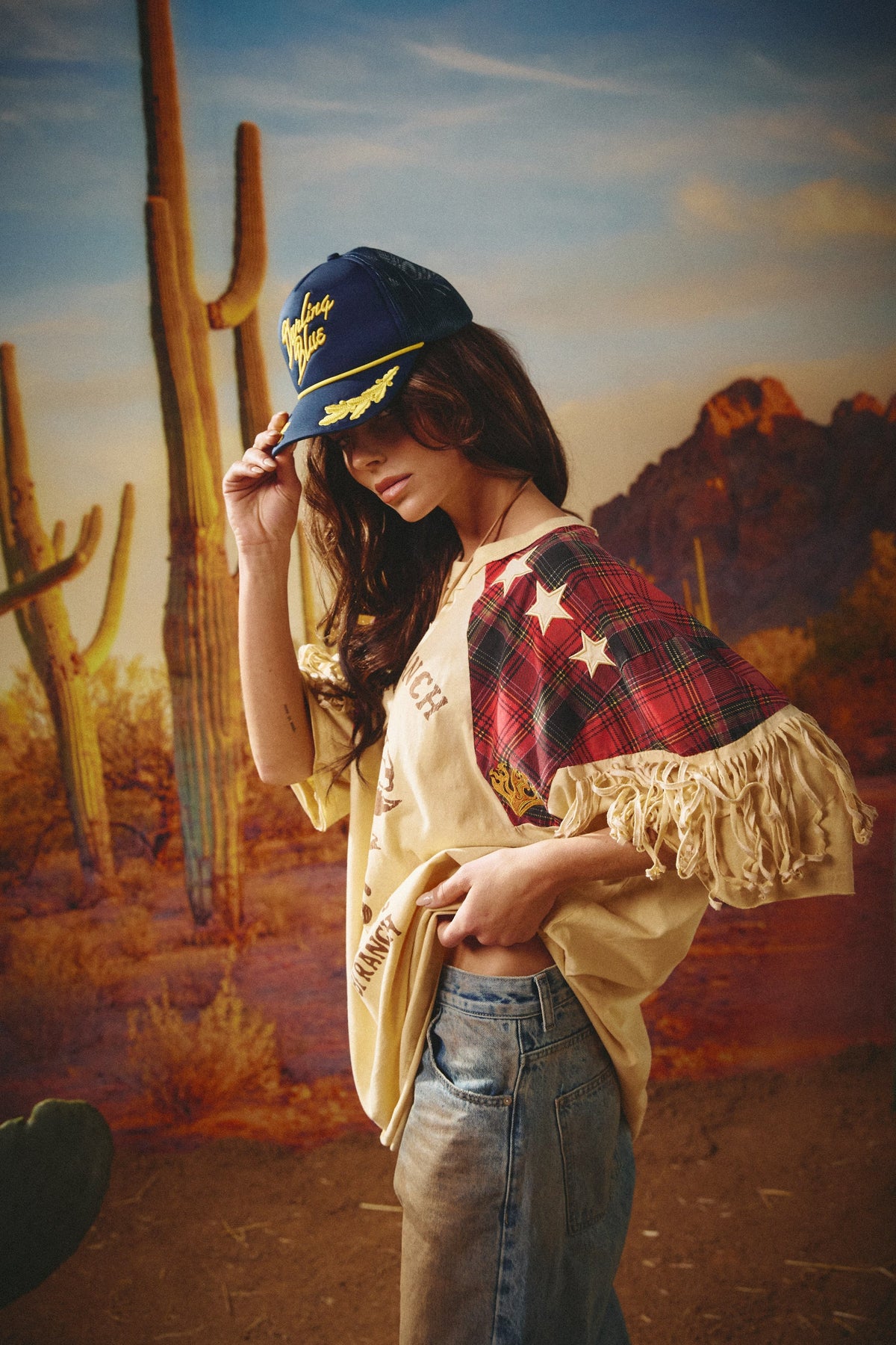 zijaanzicht van model in nellie tee, close-up van geruite western yoke en fringe