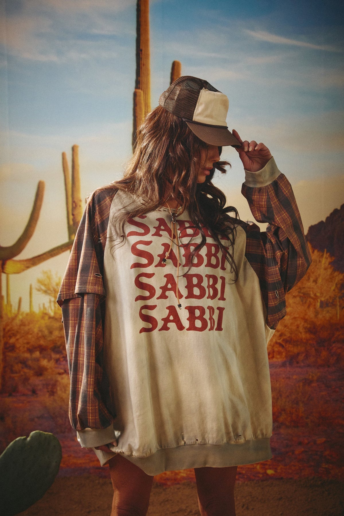 model draagt vintage roadhouse tee frontaal, gestapeld sabbi-print en contrasterende mouwen