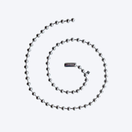 babs the label silver necklace long, flatlay van de zilveren bolletjesketting met sluiting