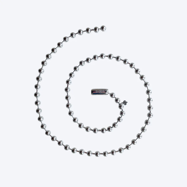 babs the label silver necklace long, flatlay van de zilveren bolletjesketting met sluiting