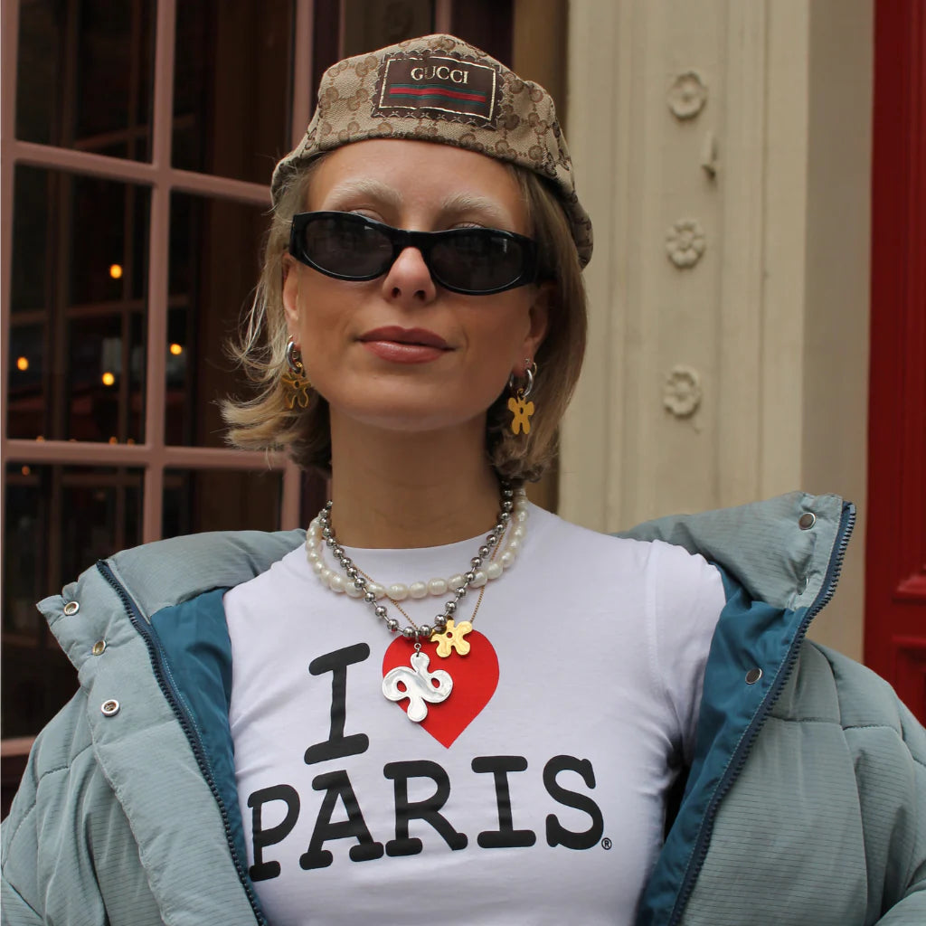 model draagt silver necklace van babs the label gecombineerd met parelketting en hanger