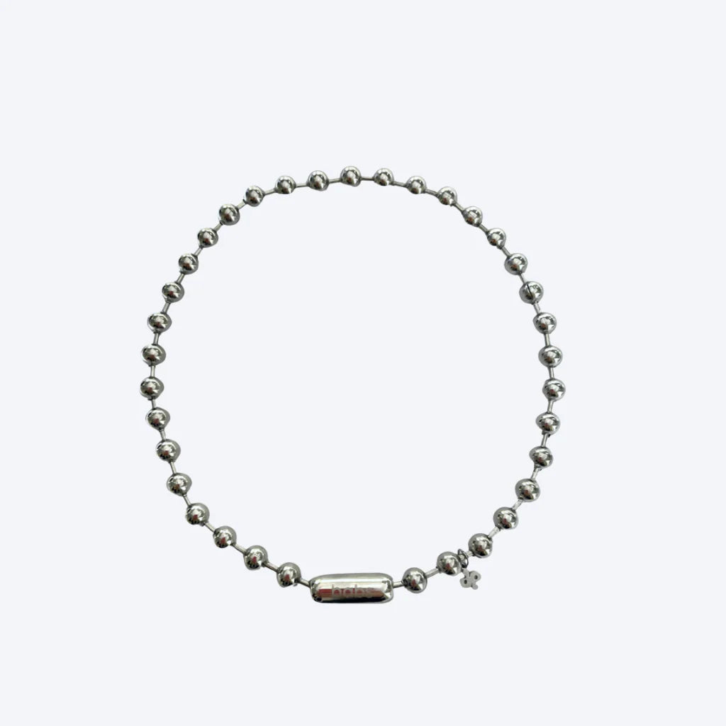 flatlay van de silver necklace, bolletjesketting met sluiting in beeld