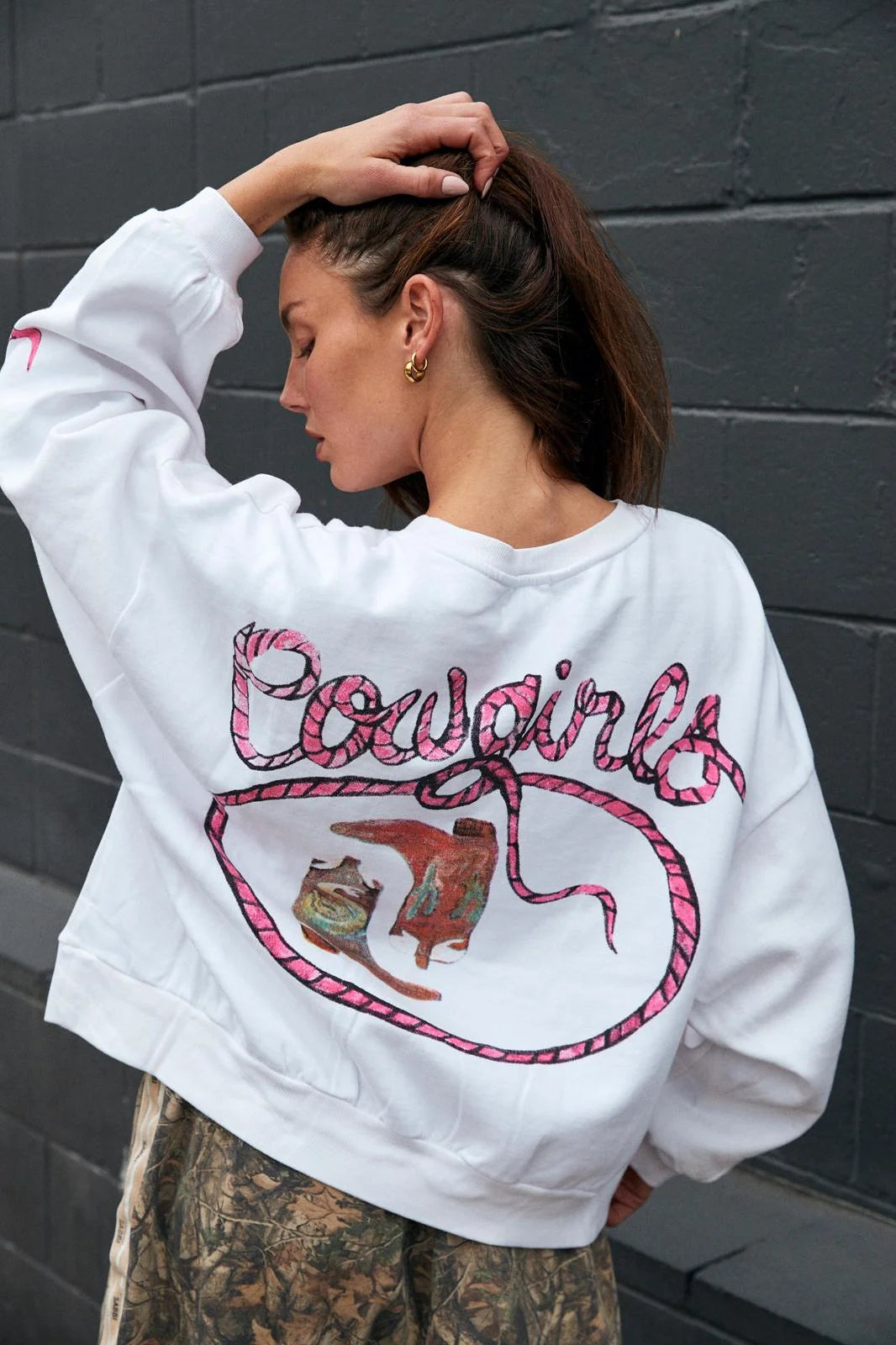 achterkant van de cali jumper met roze cowgirls print en laarsje