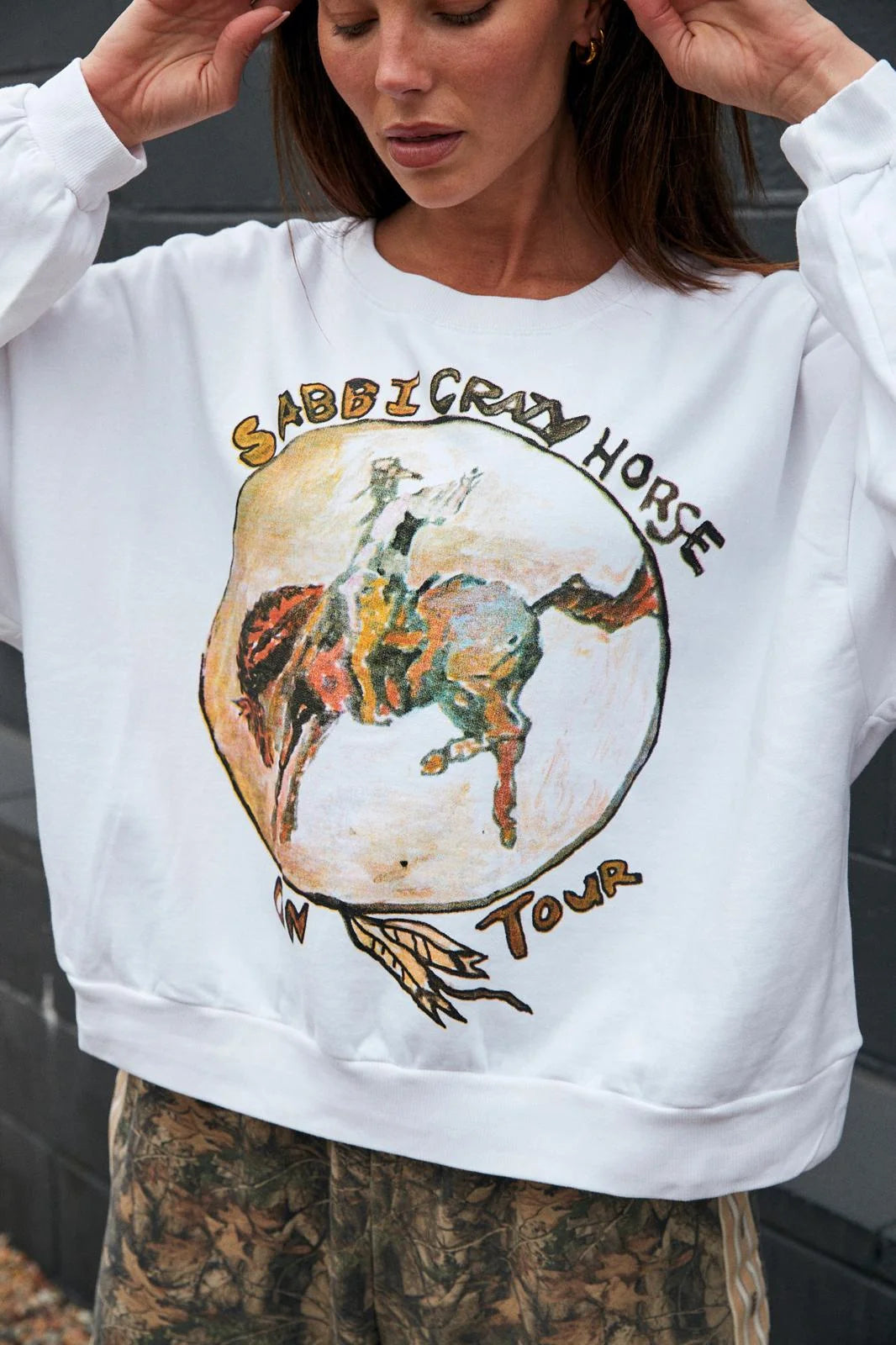 detail van de crazy horse print op borst van de cali jumper
