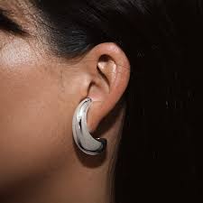 model draagt bulb earstud silver van billion avenue, close-up op het oor
