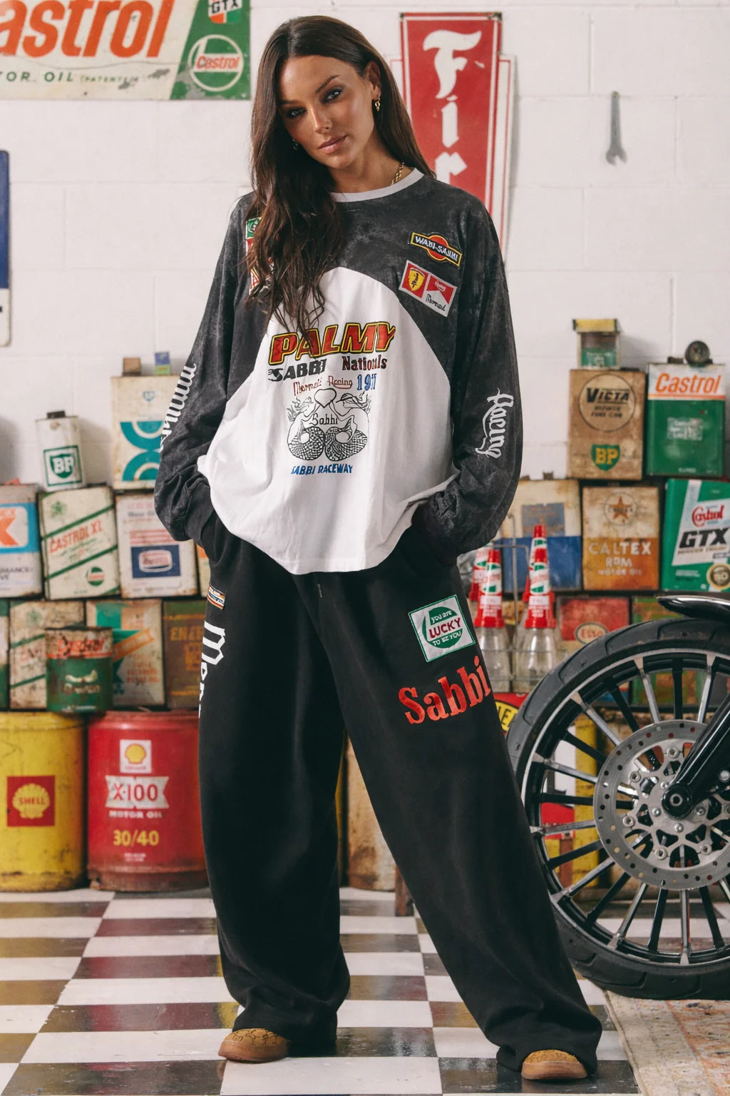 sabbi longsleeve mermaid racing tee, model draagt oversized fit met racing patches, vooraanzicht