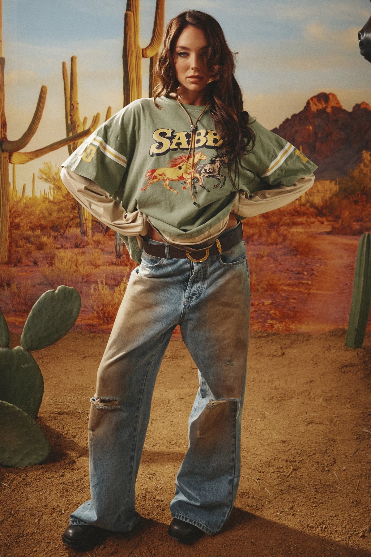 model in sabbi tee gecombineerd met wijde jeans, volledige outfit frontaal