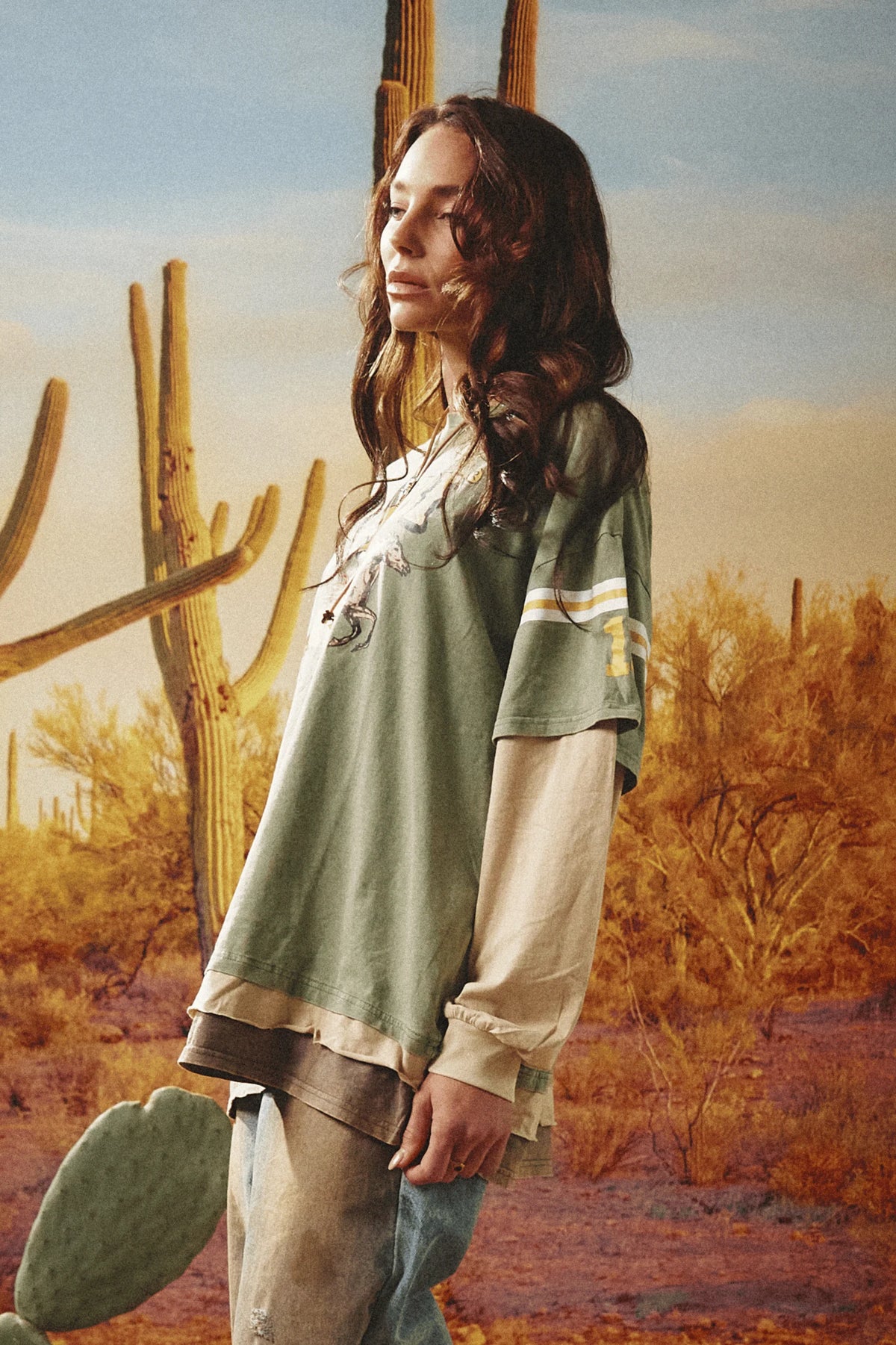 zijaanzicht van model met sage groene tee en varsity mouwstreep