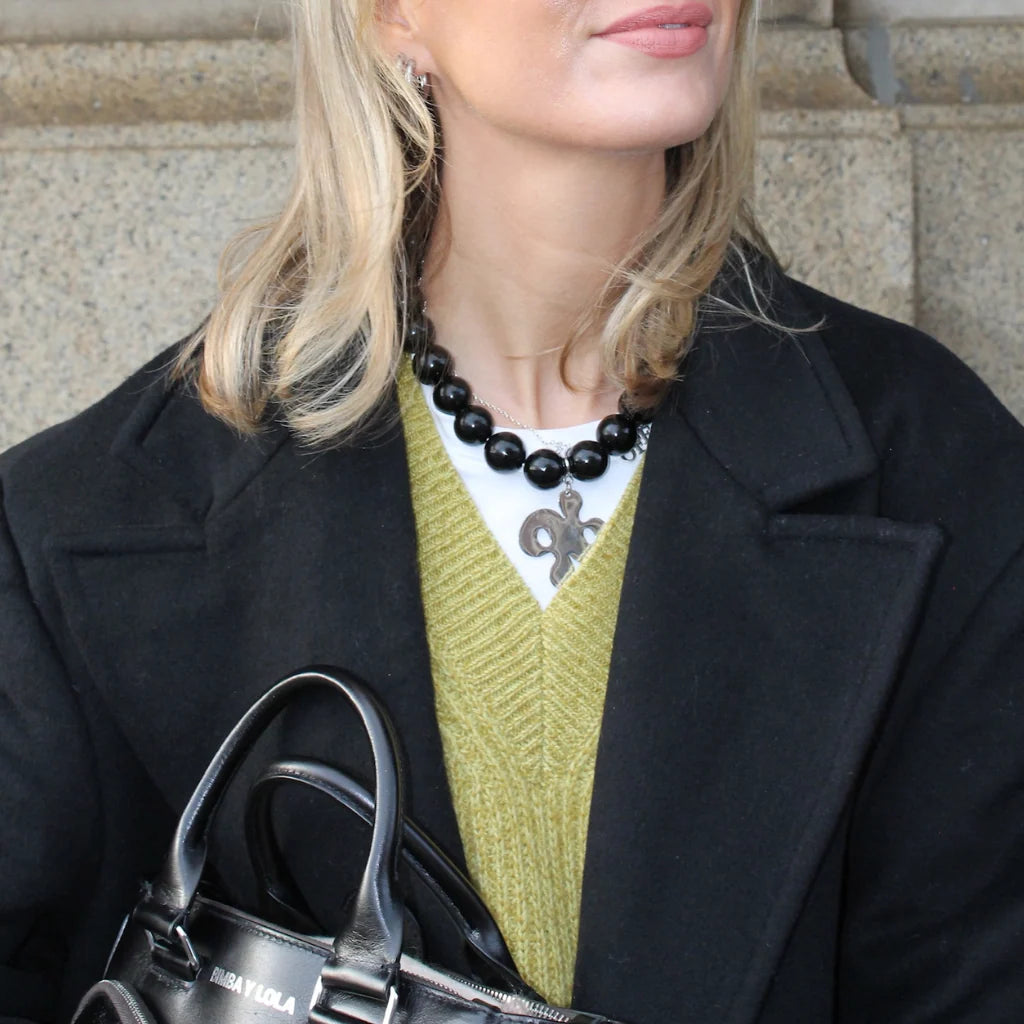 model draagt bb pendant silver van babs the label aan kralenketting, close-up