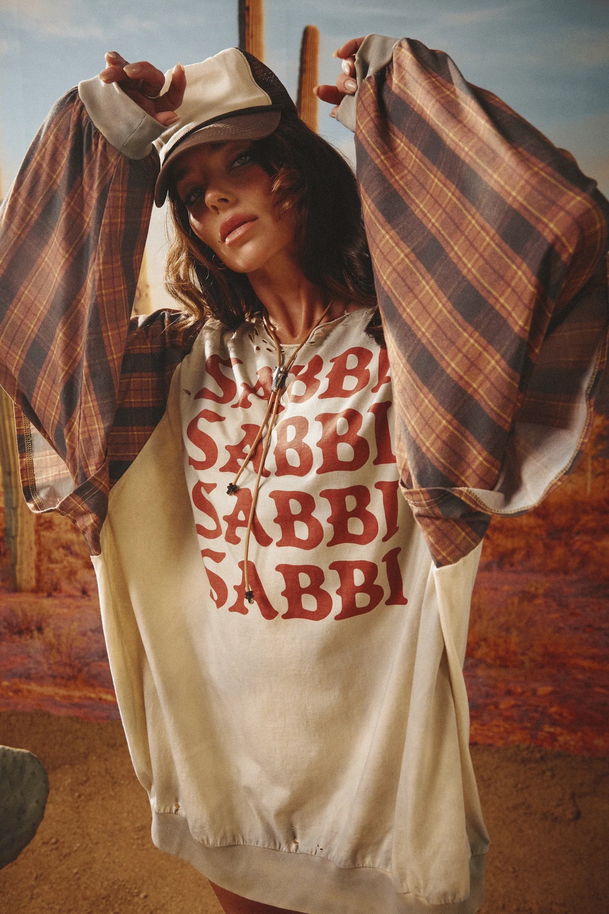 sabbi the vintage roadhouse tee van sabbi, model met geruite mouwen en gestapeld sabbi-logo
